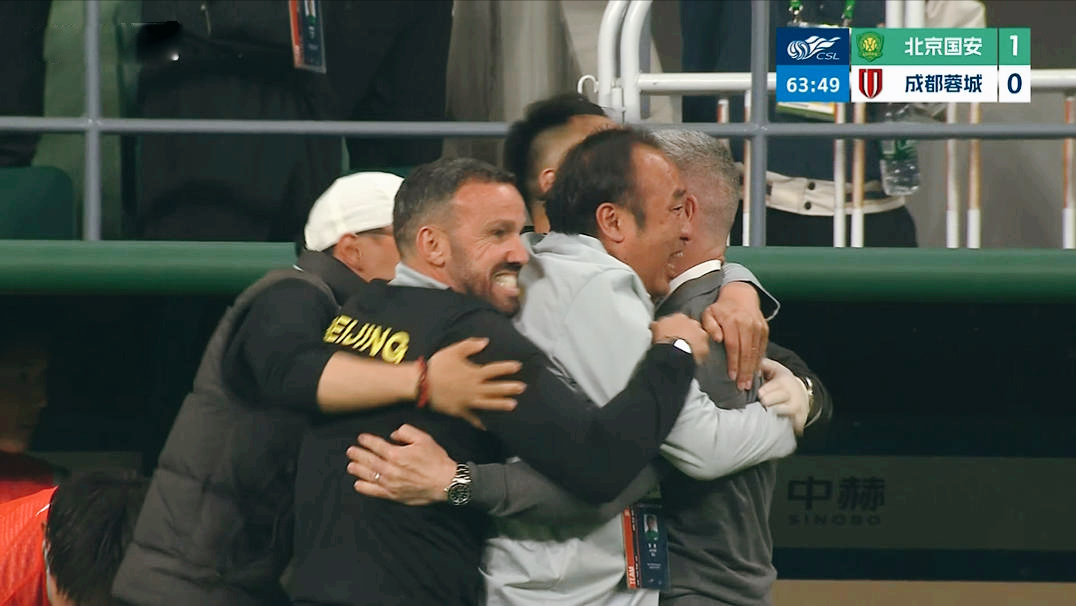 爱游戏登录入口-补时绝杀！成都蓉城2:1逆转国安，裁判争议不断：韦世豪逃红成MVP